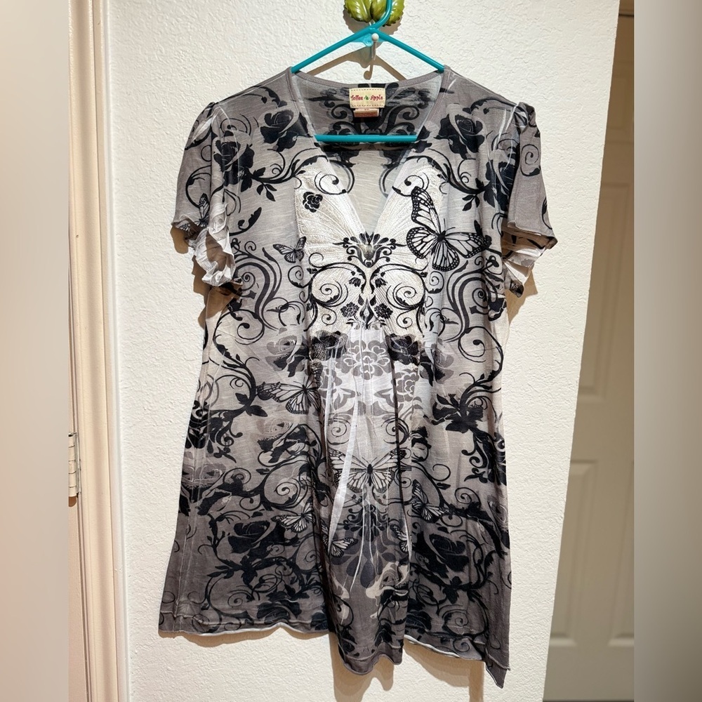 Toffee Apple Ruffled Graphic Gray and Black Tunic